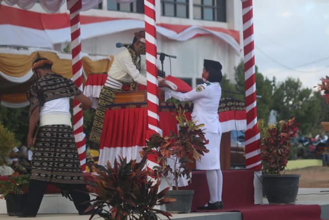 Anggota Paskribaka menerima bendera - Dirgahayu 75